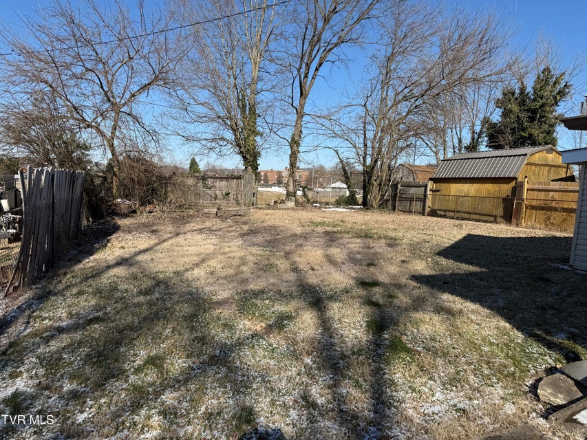 Photo #4: 906 Poplar Street