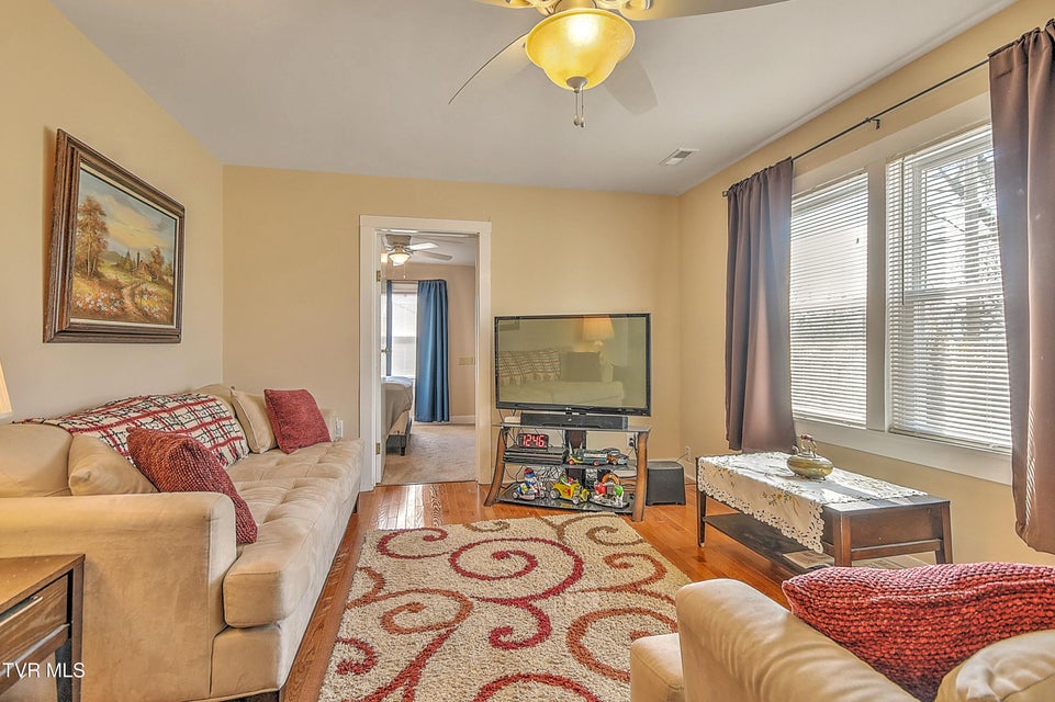 Photo #4: 118 Lincoln Avenue