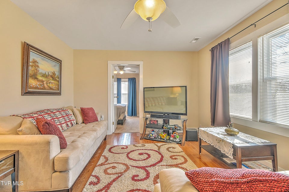 Photo #5: 118 Lincoln Avenue