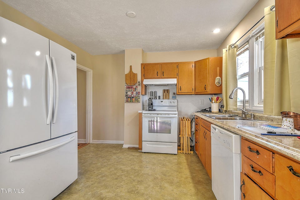 Photo #9: 118 Lincoln Avenue