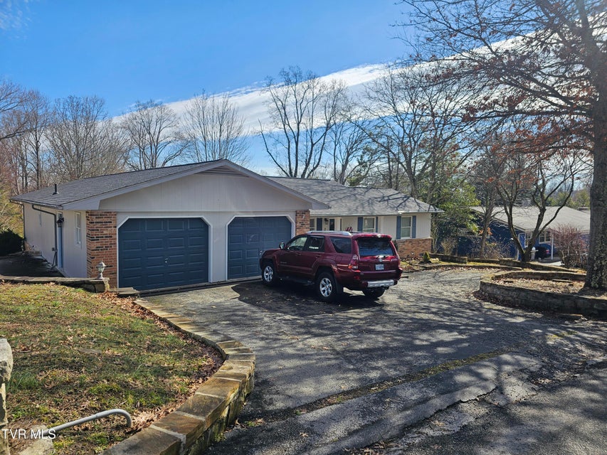 Photo #4: 305 Apple Drive