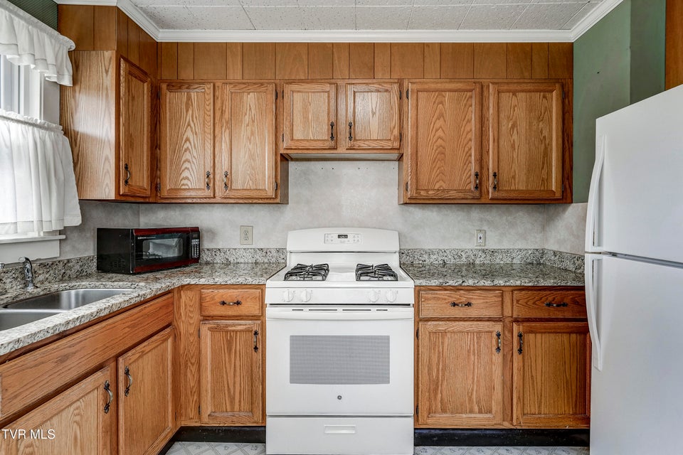 Photo #11: 511 Highland Avenue