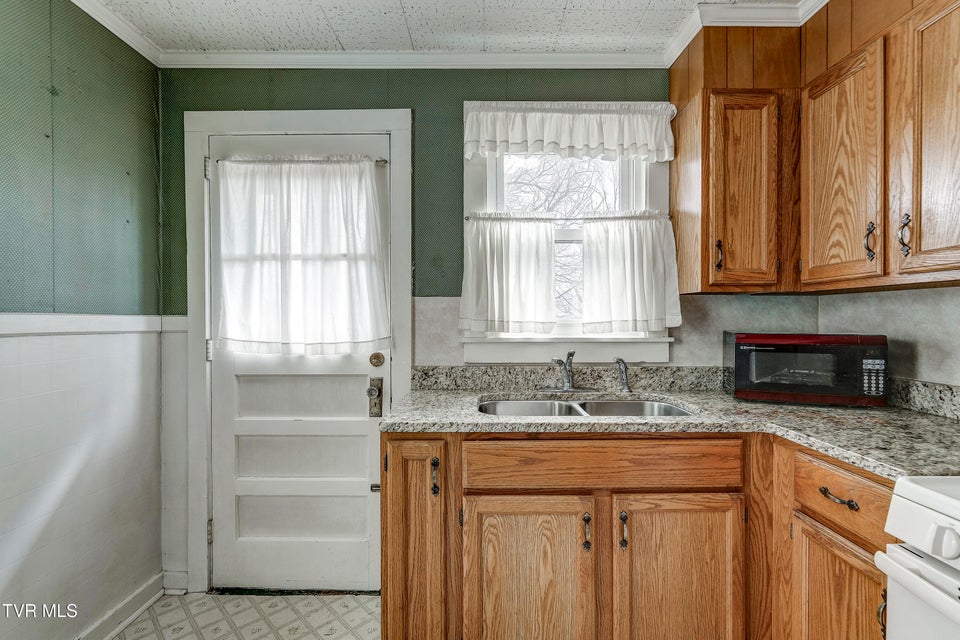 Photo #9: 511 Highland Avenue