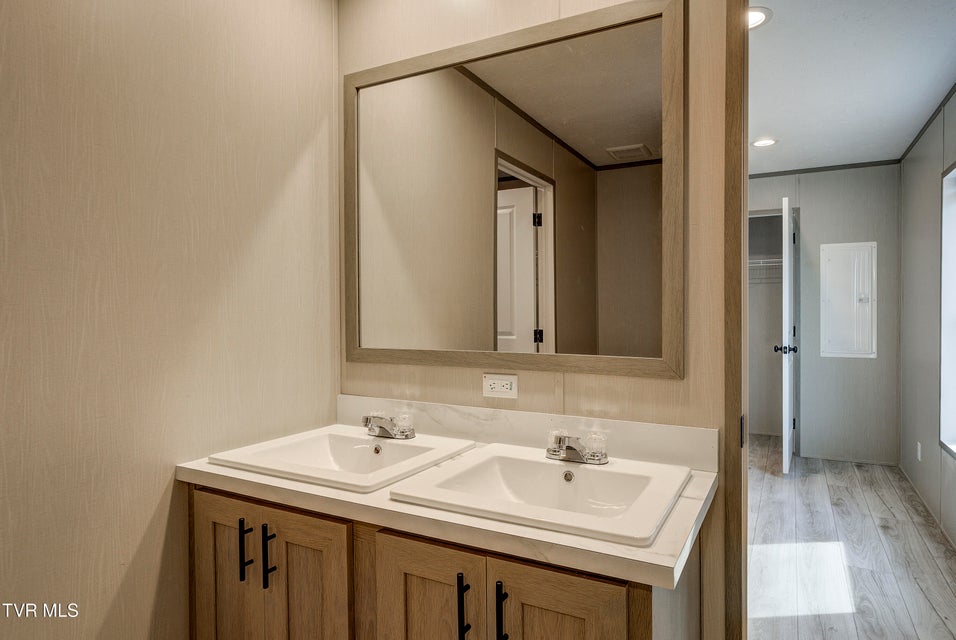 Photo #23: 200 Florida Avenue