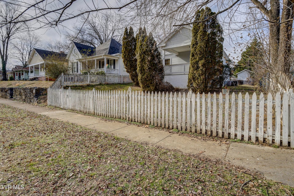 Photo #4: 219 Chilhowie Avenue