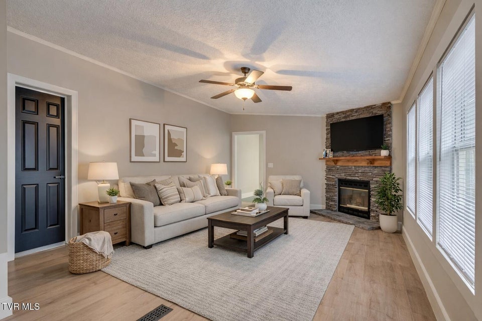 Photo #34: 931 Riverside Avenue