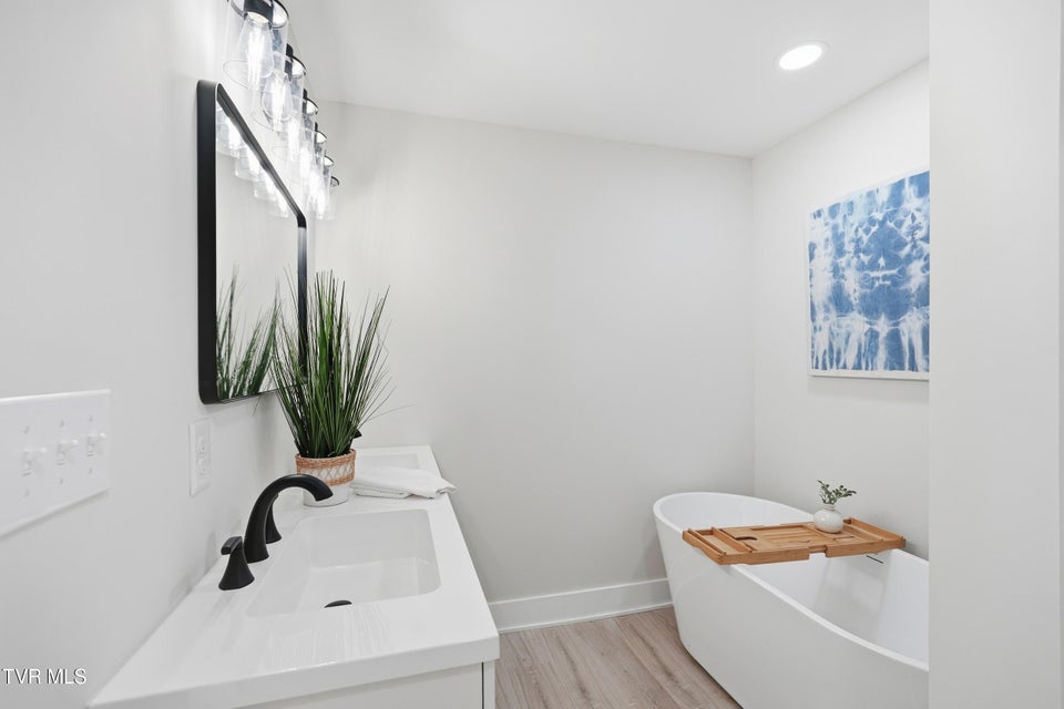 Photo #29: 400 Cherokee Street