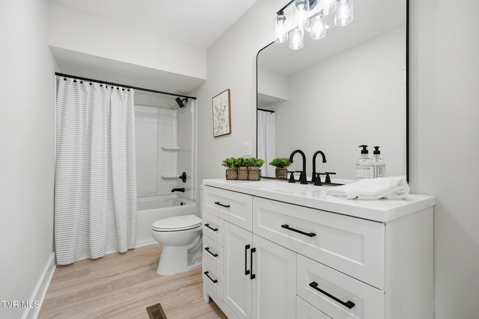 Photo #36: 400 Cherokee Street