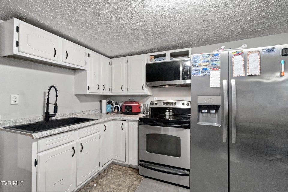 Photo #32: 329 Hillcrest Street