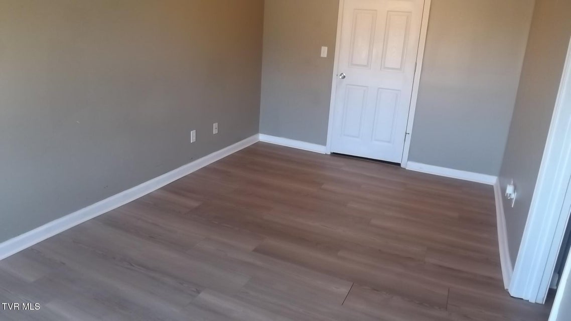 Photo #14: 925 Walnut Avenue