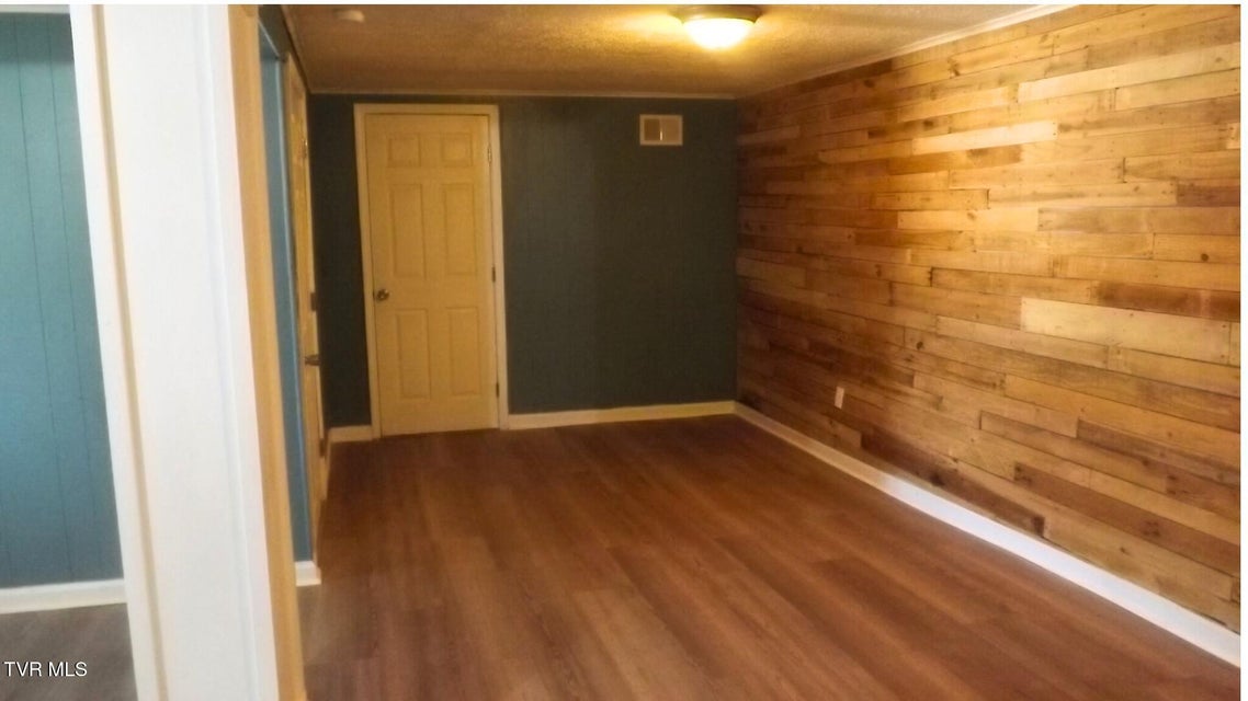 Photo #17: 925 Walnut Avenue