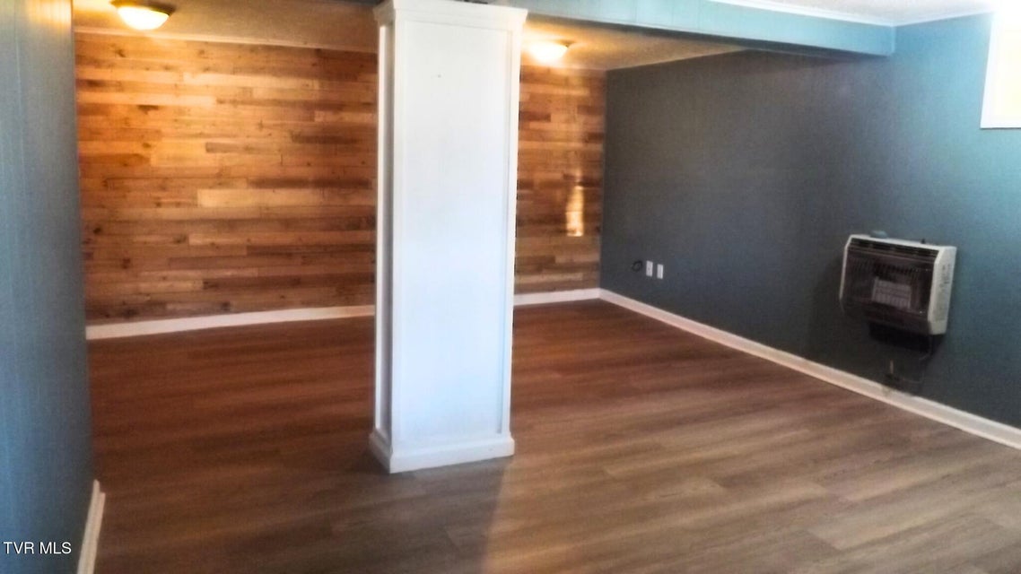 Photo #16: 925 Walnut Avenue