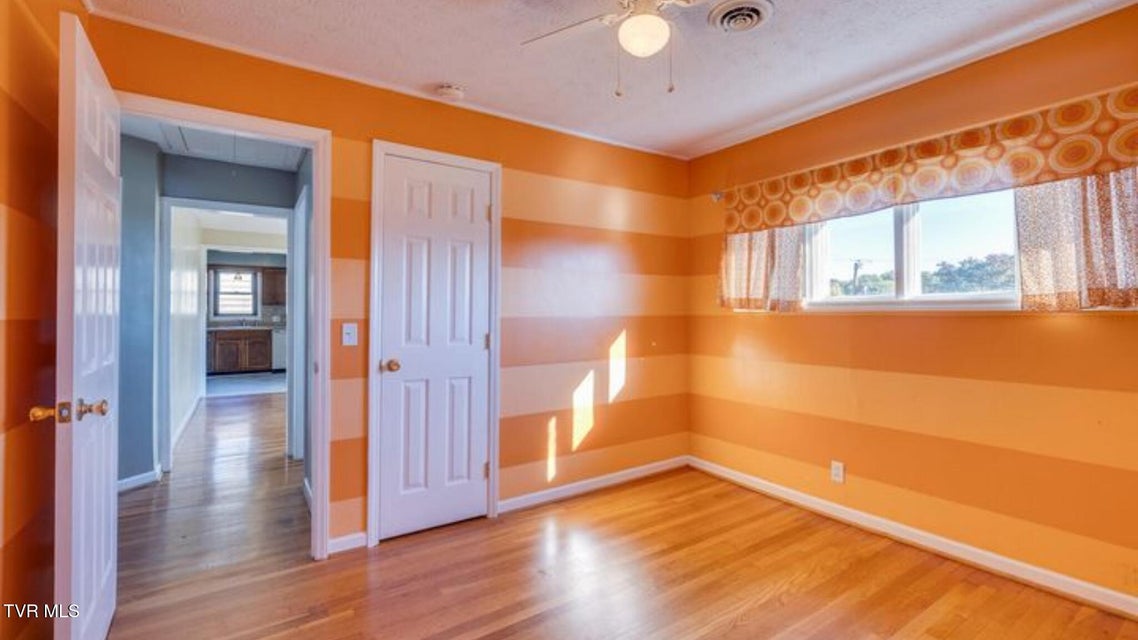 Photo #12: 925 Walnut Avenue