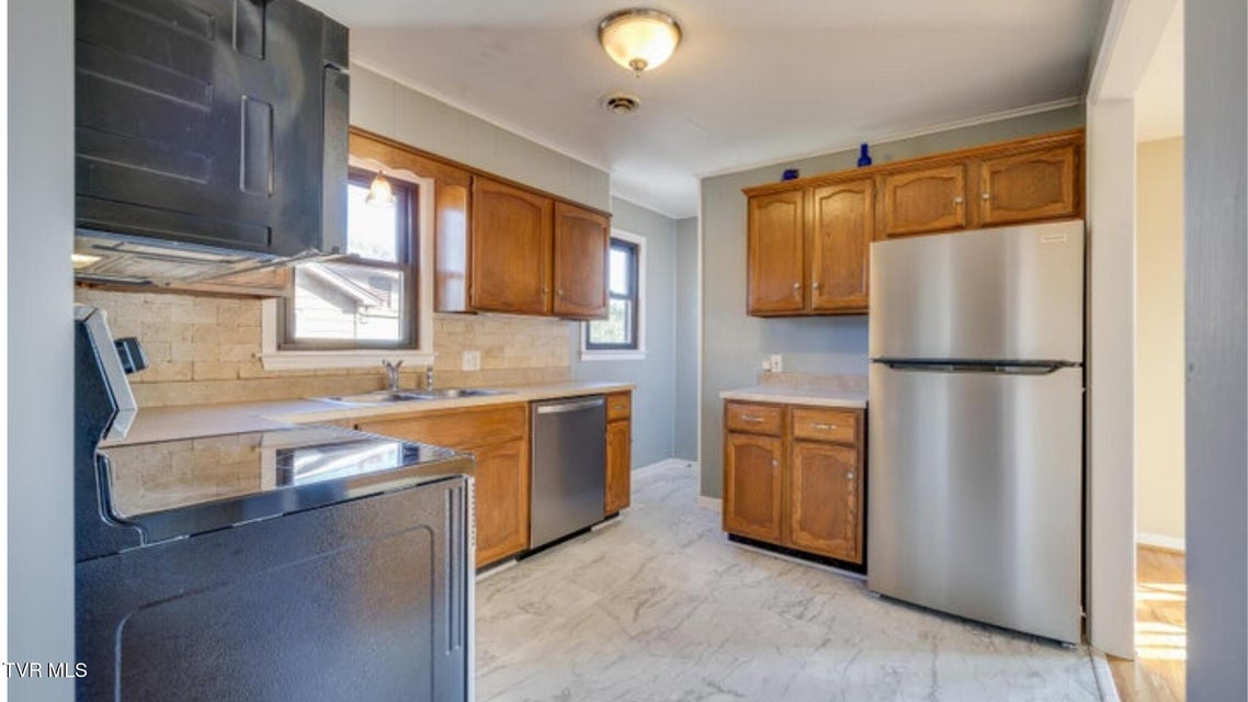 Photo #6: 925 Walnut Avenue