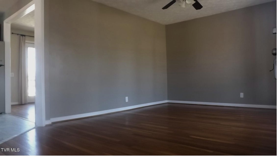 Photo #4: 925 Walnut Avenue