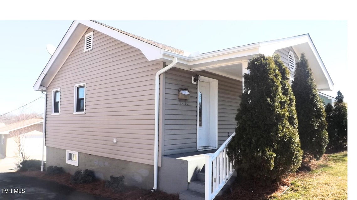 Photo #2: 925 Walnut Avenue