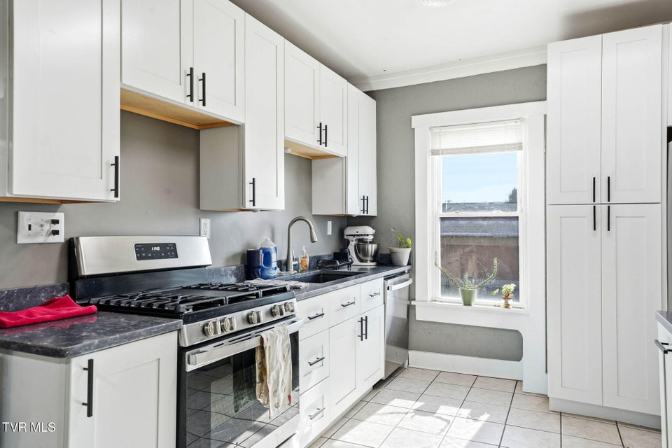 Photo #7: 427 & 431 Sullivan Street