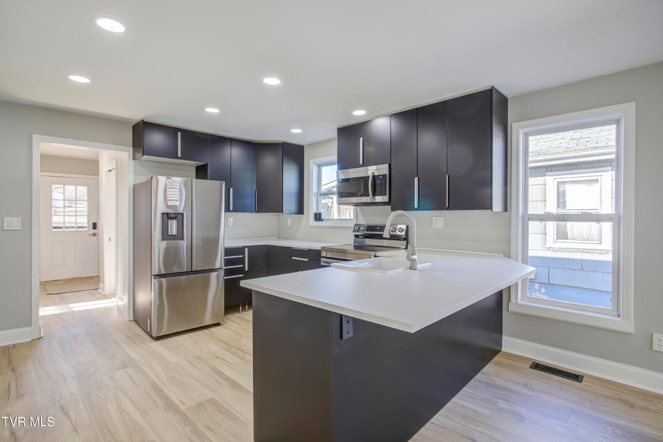 Photo #5: 304 1/2 Chilhowie Avenue W Avenue