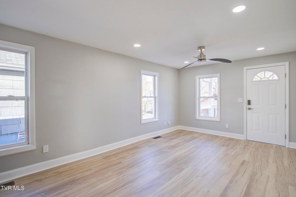 Photo #8: 304 1/2 Chilhowie Avenue W Avenue