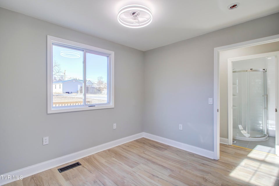 Photo #11: 304 1/2 Chilhowie Avenue W Avenue