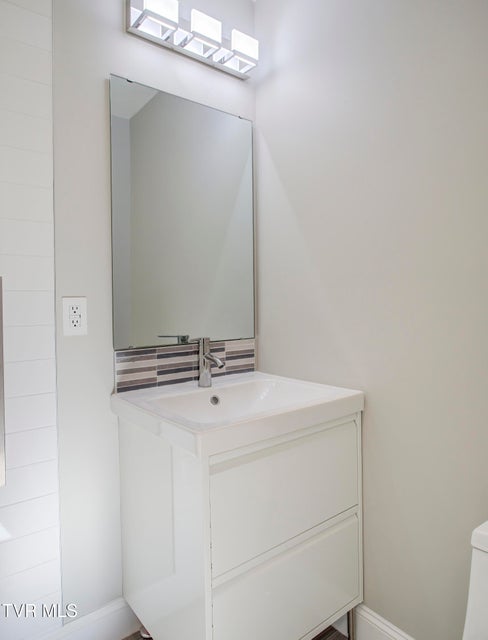 Photo #14: 304 1/2 Chilhowie Avenue W Avenue