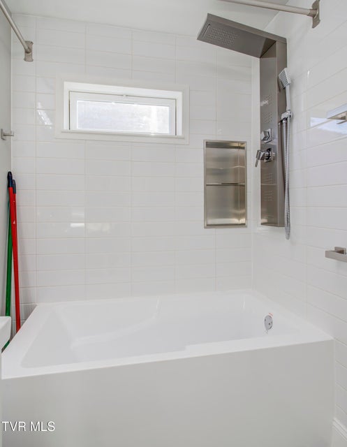 Photo #16: 304 1/2 Chilhowie Avenue W Avenue