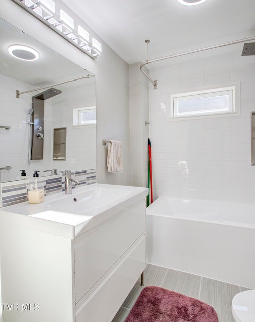 Photo #18: 304 1/2 Chilhowie Avenue W Avenue