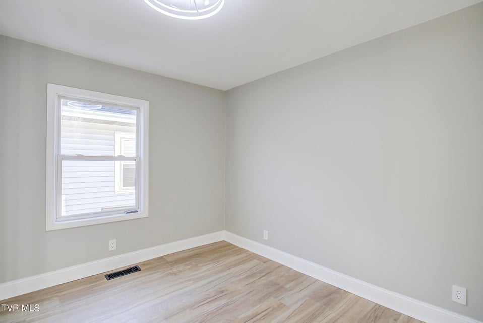 Photo #21: 304 1/2 Chilhowie Avenue W Avenue