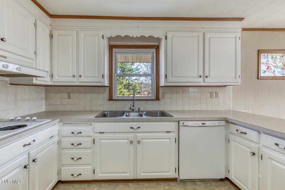 Photo #13: 517 Colonial Heights Road