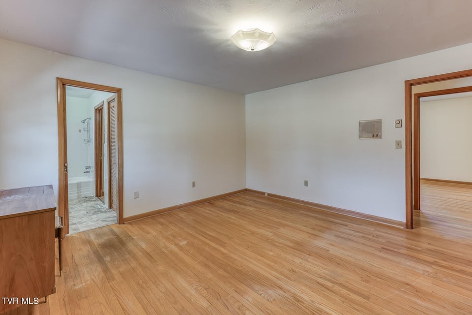 Photo #25: 517 Colonial Heights Road