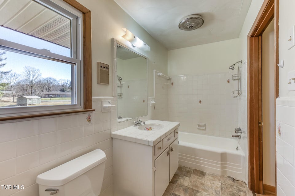 Photo #26: 517 Colonial Heights Road