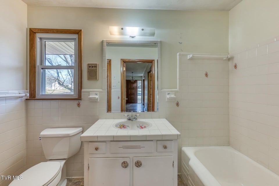 Photo #27: 517 Colonial Heights Road