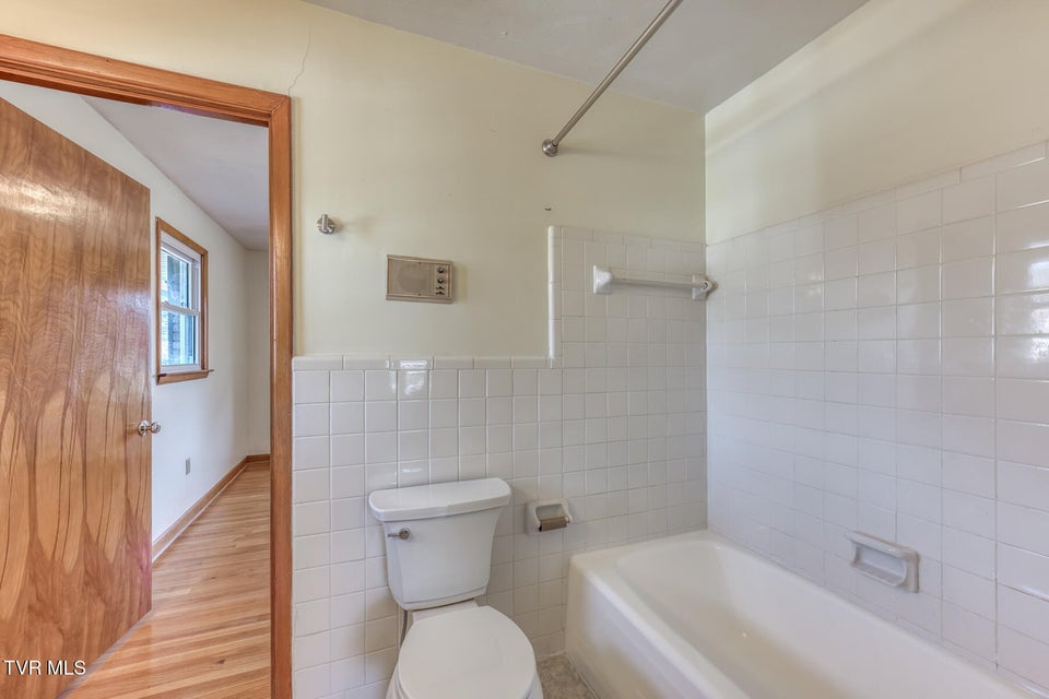 Photo #30: 517 Colonial Heights Road