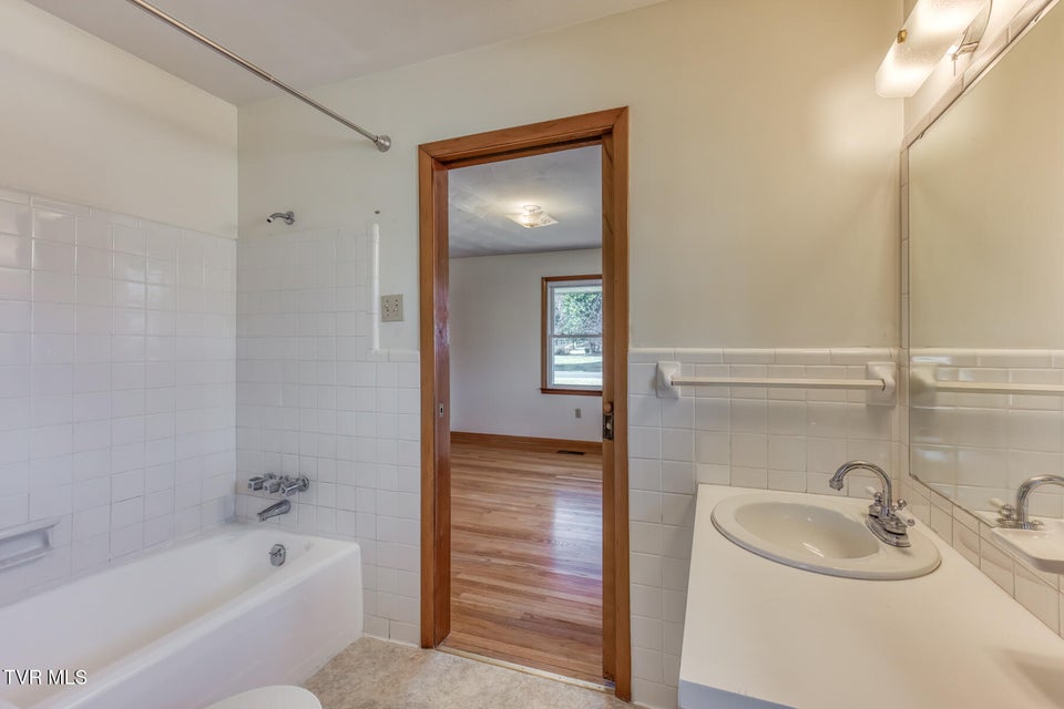 Photo #31: 517 Colonial Heights Road