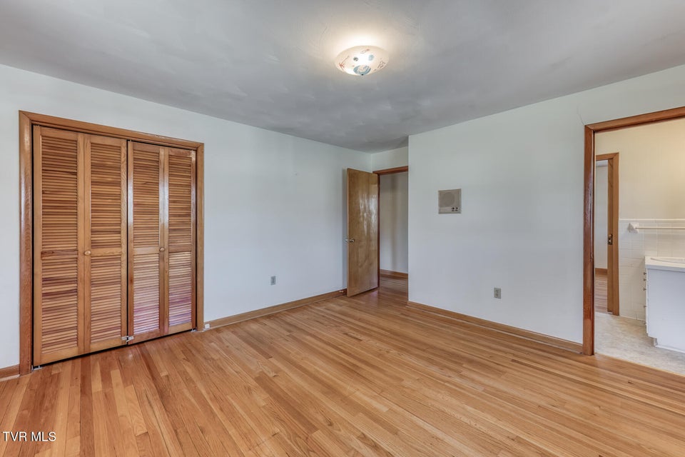 Photo #33: 517 Colonial Heights Road