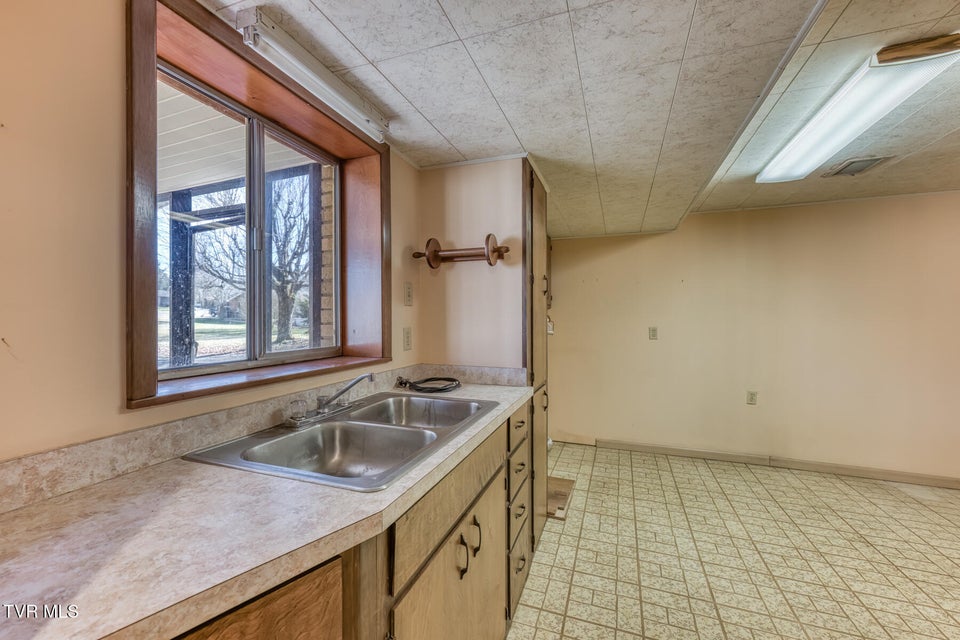 Photo #41: 517 Colonial Heights Road