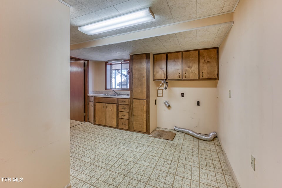 Photo #43: 517 Colonial Heights Road