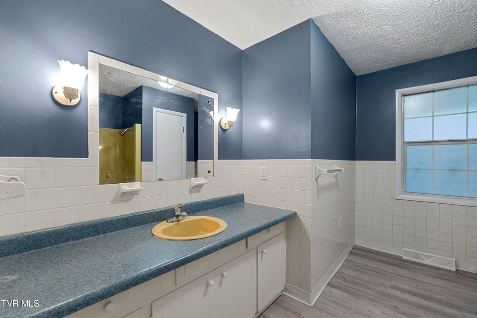 Photo #27: 1002 Kiser Boulevard