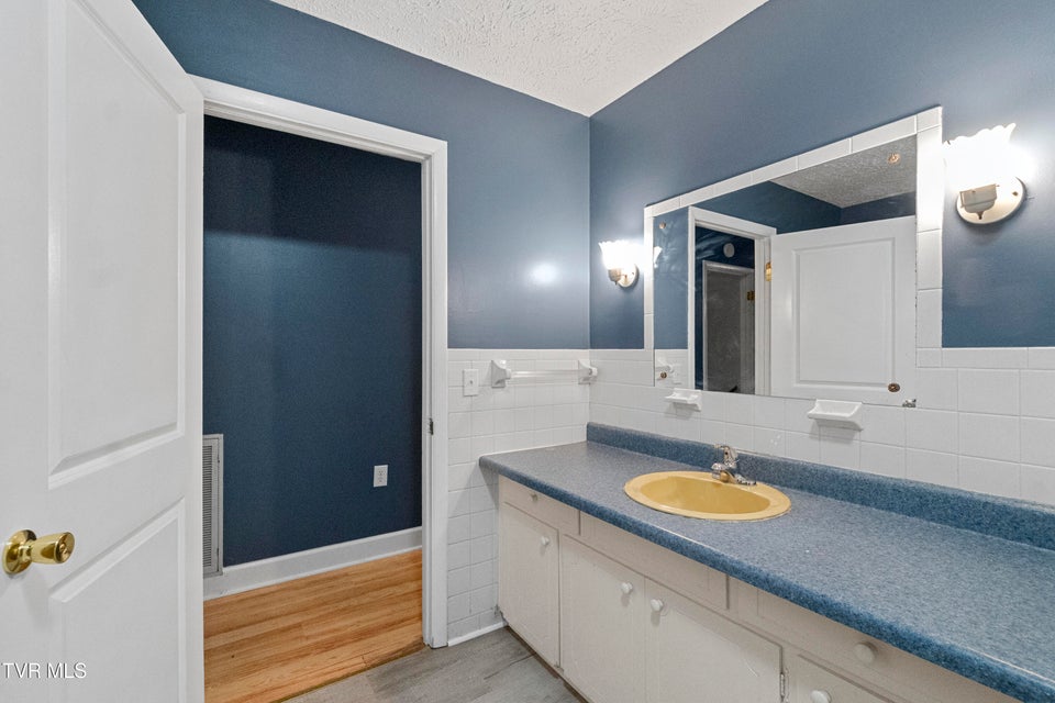 Photo #28: 1002 Kiser Boulevard