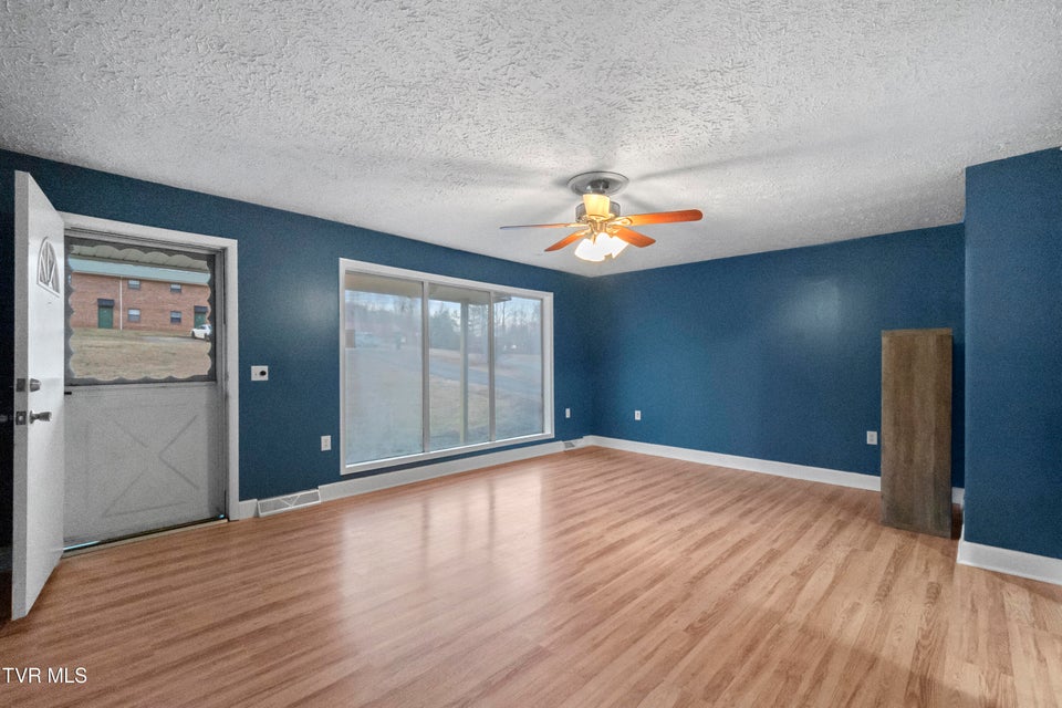 Photo #5: 1002 Kiser Boulevard