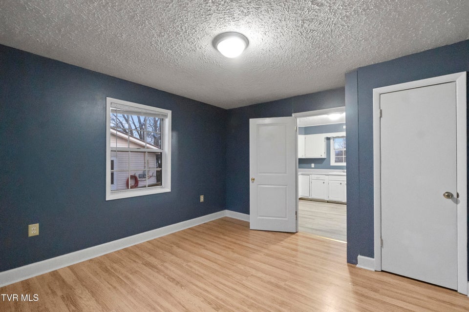 Photo #32: 1002 Kiser Boulevard