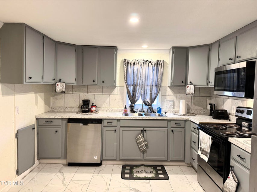 Photo #4: 616 3rd Avenue