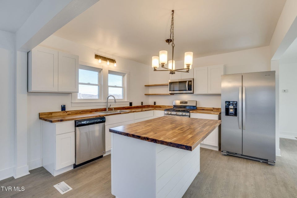 Photo #11: 520 Sycamore Gardens Street