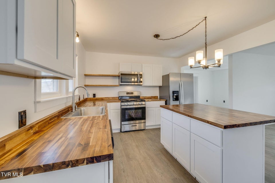 Photo #12: 520 Sycamore Gardens Street