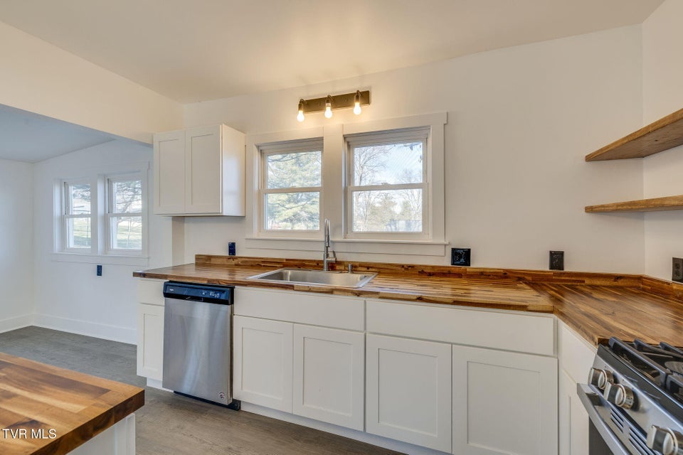 Photo #13: 520 Sycamore Gardens Street