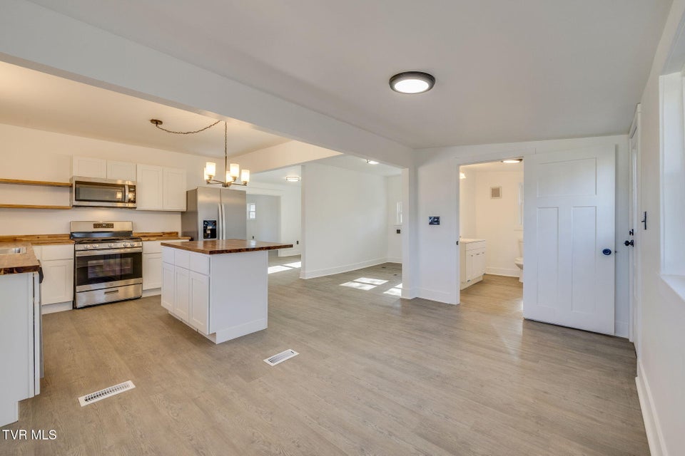 Photo #14: 520 Sycamore Gardens Street