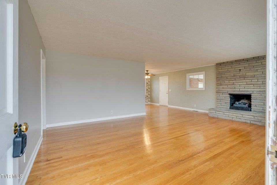 Photo #5: 817 Mimosa Drive