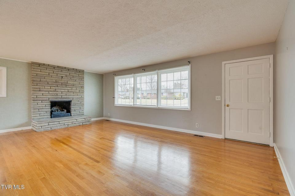 Photo #6: 817 Mimosa Drive