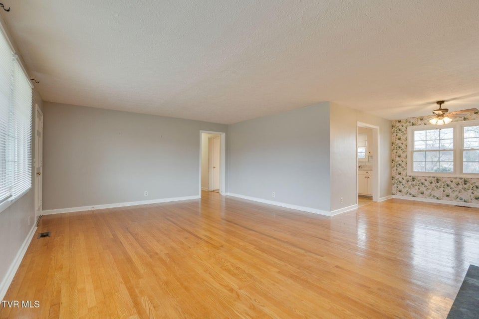 Photo #7: 817 Mimosa Drive