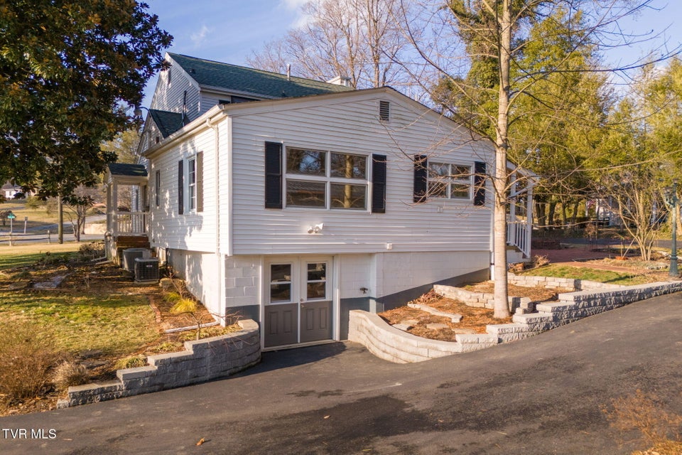 Photo #15: 2111 Lee Highway